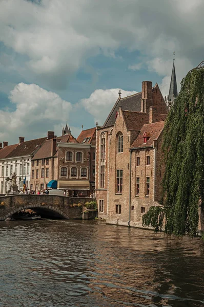 Міст і листові дерева з цегляними будівлями на каналі Брюгге — стокове фото