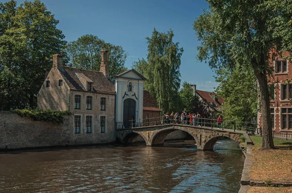 Edificios de ladrillo y puente del canal con gente en Brujas — Foto de Stock