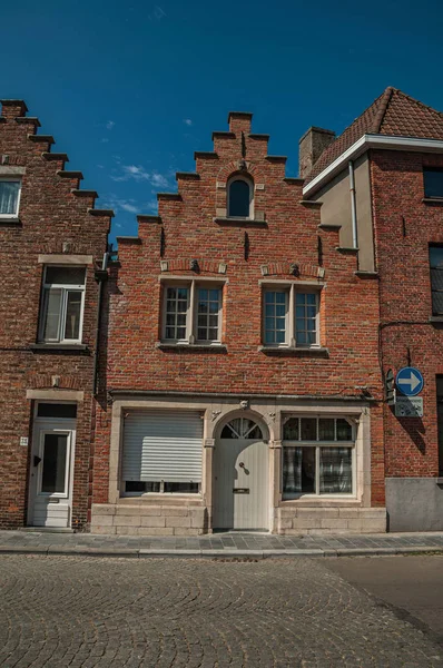 Fachada de tijolo de casas antigas em uma rua de Bruges — Fotografia de Stock