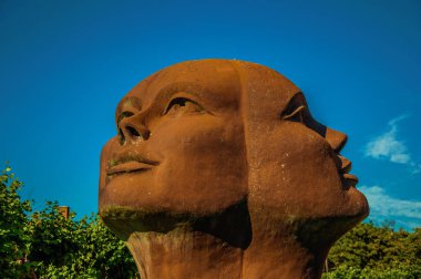 Damme bahçesinde iki döküm kafaları büyük heykeli