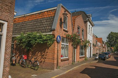 Weesp tuğla evin önünde Bisiklet ve scooter