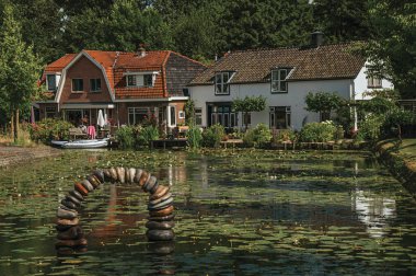 Weesp su bitkileri ve tuğla evler ile Kanal