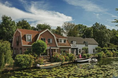 Weesp su bitkileri, tekneler ve tuğla evler ile Kanal