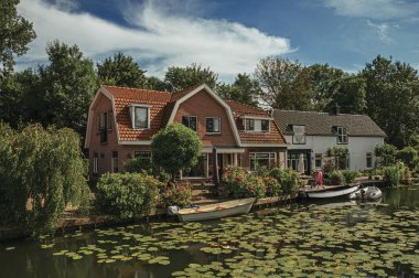 Weesp su bitkileri, tekneler ve tuğla evler ile Kanal