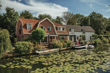 Weesp su bitkileri, tekneler ve tuğla evler ile Kanal