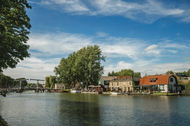 Weesp köprü, tekne ve tuğla evler ile Vecht Nehri