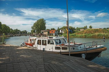 Weesp köprü ve tuğla evler ile bir iskelede Tekne