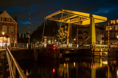 Weesp baskül köprüsü ile geniş kanal Gece görünümü