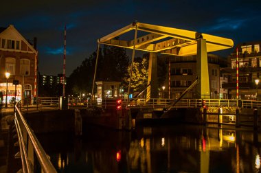 Weesp baskül köprüsü ile geniş kanal Gece görünümü