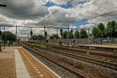 Weesp tren istasyonunda platform, raylar ve sinyalizasyon
