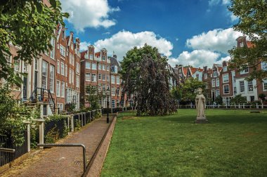 Amsterdam Begijnhof tipik evler ve yeşil bahçe