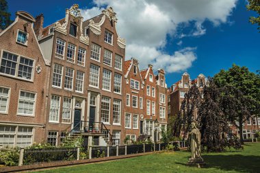 Amsterdam Begijnhof tipik evler ve yeşil bahçe