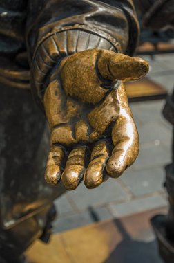 Amsterdam'da bronz heykelde açık elin yakın çekimi
