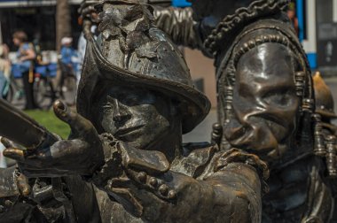 Amsterdam'daki Rembrandt Meydanı'nda askerlerin bronz heykeli