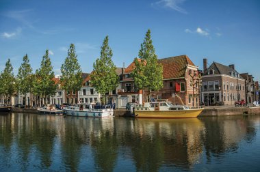 Weesp tuğla evler ve demirli tekneler ile Kanal