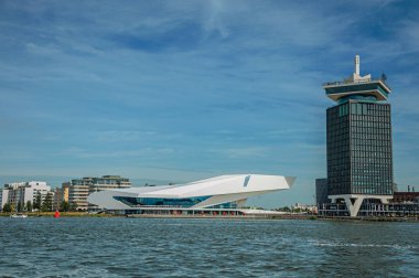 Amsterdam kanalı üzerinde gemi ve modern binalar