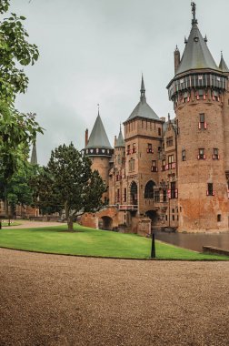 Tuğla kuleleri, su hendeği ve çim bahçe ile De Haar Kalesi