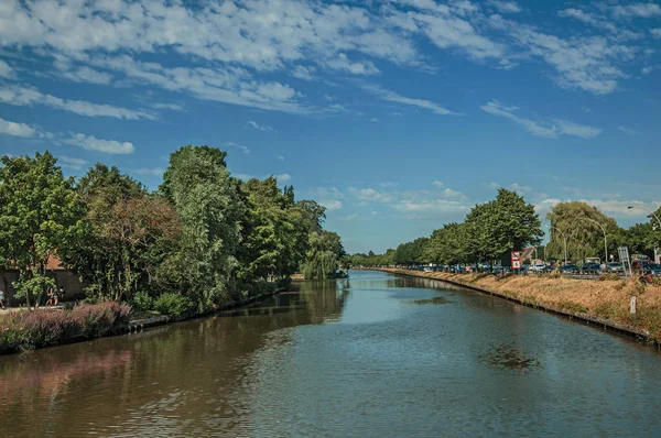 Canal que rodea el centro de la ciudad de Brujas — Foto de Stock