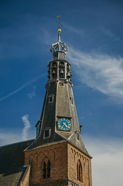 Techo de campanario en una iglesia hecha de ladrillos en Weesp —  Fotos de Stock