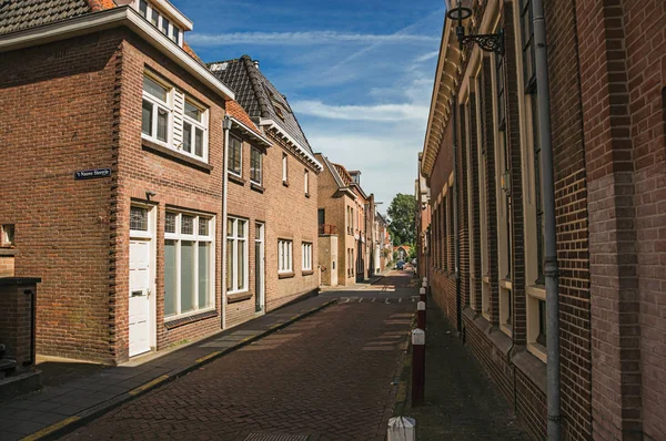 Maisons de briques ouvrières dans une rue vide à Weesp — Photo