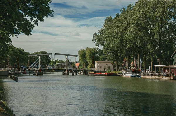 Vecht rivier met brug, boten en bakstenen huizen in Weesp — Stockfoto