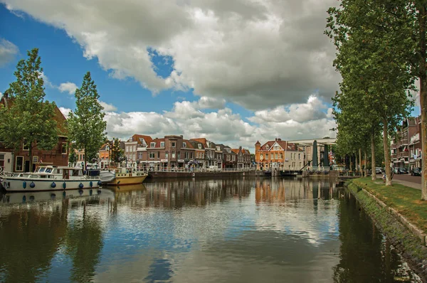 Brick houses, moored boats and bascule bridge on canal of Weesp — Stock Photo, Image