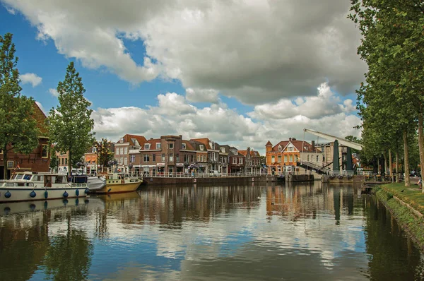 Brick houses, moored boats and bascule bridge on canal of Weesp — Stock Photo, Image