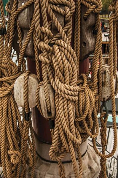 Rolled rope on the central mast of a sailing ship in Amsterdam — Stock Photo, Image