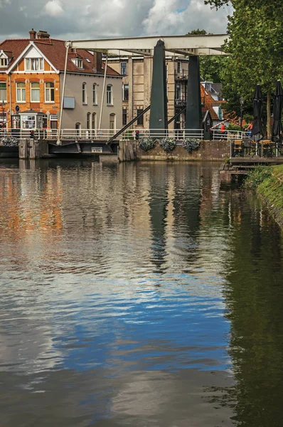 Cloudy sky and and bascule bridge reflected in canal water at Weesp — Stock Photo, Image