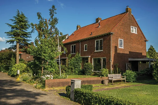 Maison en brique avec jardin devant ruelle à Weesp — Photo