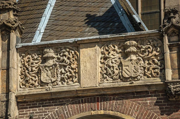 High relief stone sculpture of coat of arms in old church of Amsterdam — Stock Photo, Image