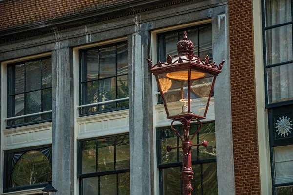 Amsterdam 'da ışıklandırma direği olan eski binanın ön cephesindeki pencereler — Stok fotoğraf
