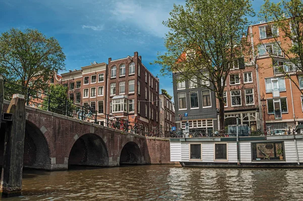 阿姆斯特丹有铁栏杆、旧建筑和自行车的桥梁 — 图库照片