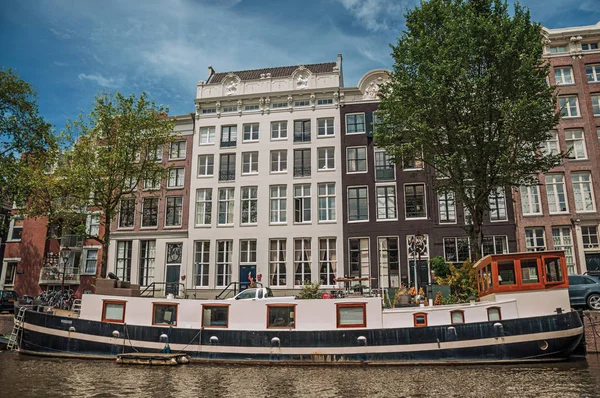 阿姆斯特丹运河附近的老砖房，有停泊的船 — 图库照片