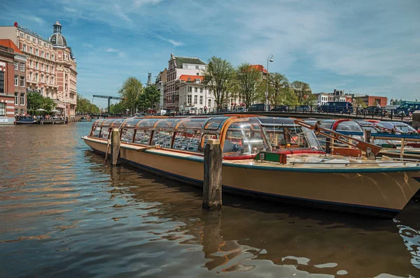 Boten afgemeerd aan Canal Side en bakstenen gebouwen in Amsterdam — Stockfoto