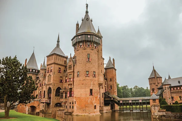 Castillo De Haar con torres de ladrillo, foso de agua y jardín de césped — Foto de Stock