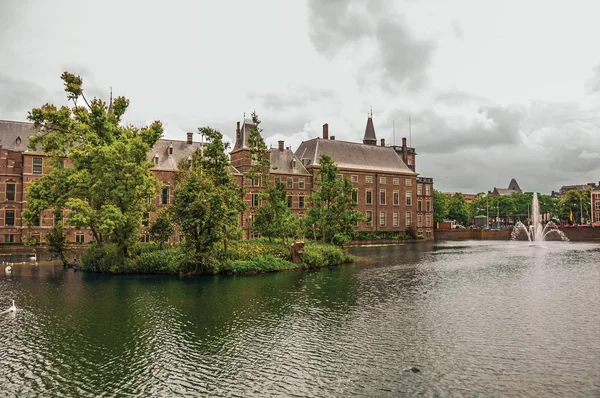 Isla verde en el lago Hofvijver con el Binnenhof en La Haya — Foto de Stock
