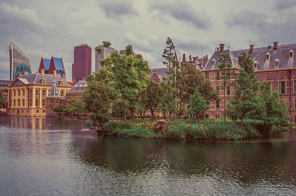 Lago Hofvijver con el Binnenhof y rascacielos en La Haya — Foto de Stock