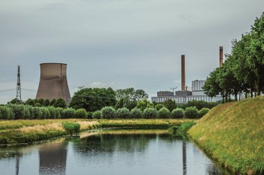 Geertruidenberg bahçeleri ve nükleer enerji santrali ile Kanal