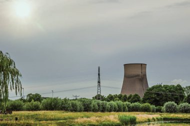 Geertruidenberg bahçeleri ve nükleer enerji santrali ile Kanal