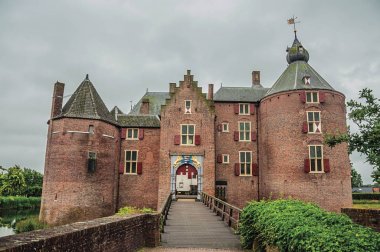 Tuğla kuleleri ile Ortaçağ Ammersoyen Kalesi