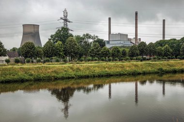 Bulutlu günde nükleer santral ile kanal ve bahçeler