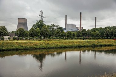 Bulutlu günde nükleer santral ile kanal ve bahçeler