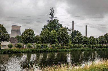 Bulutlu günde nükleer santral ile kanal ve bahçeler