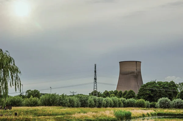 Geertruidenberg bahçeleri ve nükleer enerji santrali ile Kanal