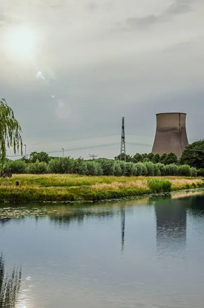Geertruidenberg bahçeleri ve nükleer enerji santrali ile Kanal