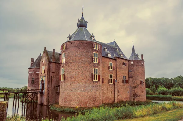 Castillo medieval de Ammersoyen con sus torres de ladrillo — Foto de Stock