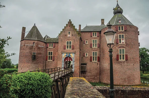 Medieval Ammersoyen Castle with its brick towers — Stock Photo, Image