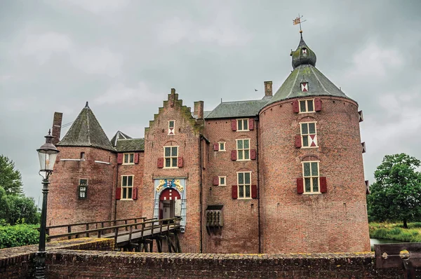 Castillo medieval de Ammersoyen con sus torres de ladrillo — Foto de Stock