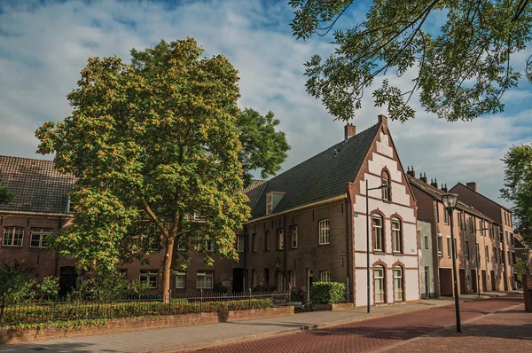 Straße mit großem Backsteinhaus in s-hertogenbosch — Stockfoto